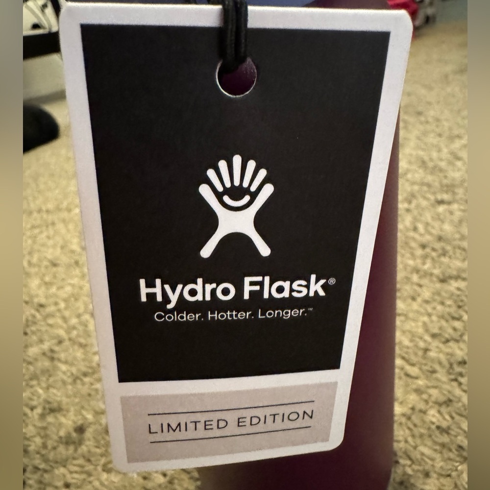 Hydro Flask Limited Edition Water Bottle in Sugarplum 32 Oz. NWT - Picture 5 of 8